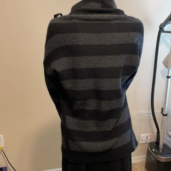 Vince Wrap Drape Front Cashmere Wool Alpaca Blend Sweater Black Gray Stripe EC M - Picture 11 of 16